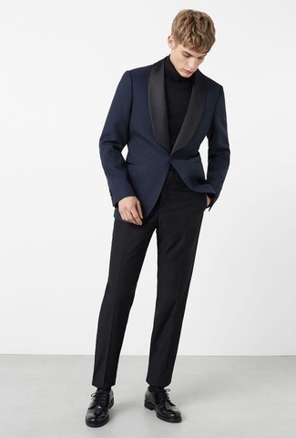 Какие водолазки носить с темно-синим пиджаком в 20 лет мужчине осень: Комбо из темно-синего пиджака и водолазки — хороший офисный вариант для джентльменов. Думаешь сделать образ немного строже? Тогда в качестве обуви к этому ансамблю, выбирай черные кожаные туфли дерби. Если хочешь выглядеть по-осеннему ярко и по моде, определенно нужно взять этот лук на заметку.