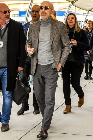 С чем носить серый пиджак за 50 лет мужчине в теплую погоду: Сочетание серого пиджака и серых классических брюк поможет создать запоминающийся мужской лук. В сочетании с темно-коричневыми кожаными ботинками челси весь образ смотрится очень живо.