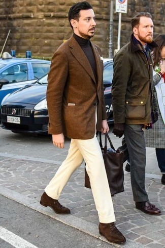 С чем носить зелено-желтые брюки в 30 лет мужчине в стиле смарт-кэжуал: Комбо из коричневого пиджака и зелено-желтых брюк позволит составить модный классический лук. Любители свежих идей могут дополнить образ темно-коричневыми замшевыми повседневными ботинками, тем самым добавив в него чуточку строгости.