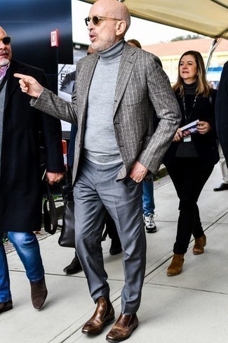 С чем носить коричневые ботинки челси мужчине в теплую погоду: Сочетание серого пиджака в вертикальную полоску и серых классических брюк — отличный пример делового городского стиля. Очень неплохо здесь будут смотреться коричневые ботинки челси.