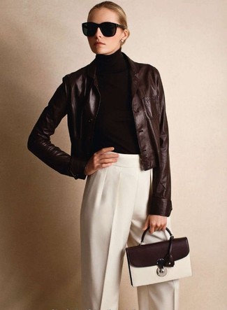 Модный лук: темно-коричневый кожаный пиджак, темно-коричневая водолазка, белые классические брюки, темно-коричневая кожаная сумка-саквояж