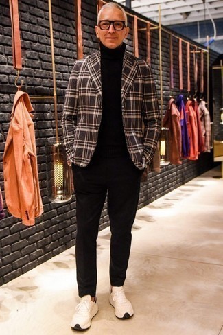С чем носить темно-коричневый пиджак в шотландскую клетку за 50 лет мужчине: Темно-коричневый пиджак в шотландскую клетку в паре с черными классическими брюками поможет создать модный и изысканный образ. Бело-черные кроссовки позволят сделать образ менее строгим.