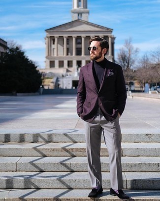 С чем носить темно-пурпурный пиджак в 30 лет мужчине осень в деловом стиле: Несмотря на то, что этот образ выглядит довольно-таки консервативно, тандем темно-пурпурного пиджака и серых классических брюк неизменно нравится стильным мужчинам, неминуемо пленяя при этом сердца прекрасных дам. В тандеме с этим образом идеально смотрятся черные бархатные лоферы. Безусловно, подобный лук будет выглядеть удачно в межсезонный период, когда погода начнет портиться.