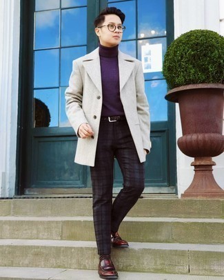 С чем носить темно-пурпурную водолазку в 20 лет мужчине: Дуэт темно-пурпурной водолазки и темно-синих классических брюк в шотландскую клетку поможет выглядеть аккуратно, а также подчеркнуть твой индивидуальный стиль. Теперь почему бы не добавить в повседневный лук чуточку стильной строгости с помощью темно-красных кожаных лоферов?