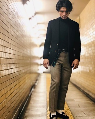С чем носить черный пиджак в 30 лет мужчине в стиле смарт-кэжуал: Сочетание черного пиджака и коричневых шерстяных классических брюк поможет создать эффектный мужской образ. Черные бархатные лоферы с вышивкой становятся великолепным дополнением к твоему ансамблю.