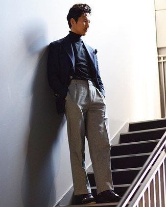 С чем носить черные замшевые лоферы мужчине: Темно-синий пиджак в сочетании с серыми классическими брюками позволит создать выразительный мужской лук. Черные замшевые лоферы становятся хорошим завершением твоего лука.