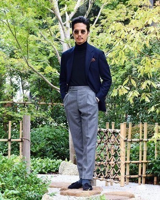 Как носить темно-синий пиджак с серыми классическими брюками в 30 лет мужчине осень: Для создания изысканного мужского вечернего образа отлично подойдет темно-синий пиджак и серые классические брюки. Если говорить об обуви, темно-синие замшевые лоферы с кисточками являются классным выбором. Модный осенний лук, подобный этому — один из самых простых способов поднять себе настроение и зарядиться энергией даже в пасмурный осенний день.
