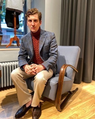 Как носить синий пиджак в шотландскую клетку с коричневыми кожаными лоферами мужчине осень: Комбо из синего пиджака в шотландскую клетку и бежевых классических брюк поможет создать незабываемый мужской образ. Что до обуви, коричневые кожаные лоферы — самый достойный вариант. Если хочешь выглядеть по-осеннему эффектно и интересно, несомненно следует взять этот лук на заметку.