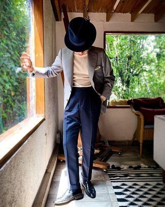 С чем носить темно-синюю шерстяную шляпу мужчине в деловом стиле: Если в одежде ты делаешь ставку на комфорт и практичность, серый пиджак и темно-синяя шерстяная шляпа — прекрасный выбор для расслабленного мужского ансамбля на каждый день. Думаешь добавить сюда нотку эффектности? Тогда в качестве дополнения к этому луку, выбирай темно-синие кожаные лоферы.