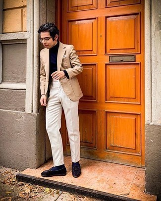 С чем носить бежевые классические брюки мужчине в стиле смарт-кэжуал: Сочетание светло-коричневого пиджака и бежевых классических брюк — хороший пример делового городского стиля. Вместе с этим луком удачно выглядят темно-синие бархатные лоферы.