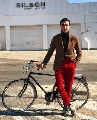Какие пиджаки носить с темно-красными классическими брюками мужчине: Сочетание пиджака и темно-красных классических брюк поможет воплотить изысканный мужской стиль. Чтобы ансамбль не получился слишком зализанным, можешь надеть коричневые кроссовки.