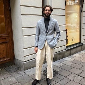 Какие туфли дерби носить с серым пиджаком: Серый пиджак в сочетании с бежевыми классическими брюками — замечательный пример делового городского стиля. Туфли дерби — идеальный выбор, чтобы завершить лук.