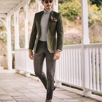 С чем носить темно-серые классические брюки в шотландскую клетку за 40 лет мужчине осень: Оливковый пиджак в сочетании с темно-серыми классическими брюками в шотландскую клетку — хороший пример строгого мужского стиля. Очень выгодно здесь выглядят коричневые замшевые лоферы с кисточками. Это модный лук, который прекрасно подойдет для осенней погоды.