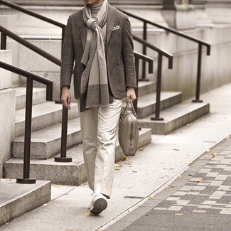 С чем носить темно-серый шарф мужчине весна: Если ты ценишь комфорт и функциональность, темно-серый шерстяной пиджак в шотландскую клетку и темно-серый шарф — хороший вариант для привлекательного мужского ансамбля на каждый день. Хочешь привнести в этот наряд нотку утонченности? Тогда в качестве обуви к этому образу, выбирай бежевые замшевые низкие кеды. Когда на смену студеной зиме приходит теплая весна, подобный лук оказывается одним из самых любимых у самых взыскательных мужчин.