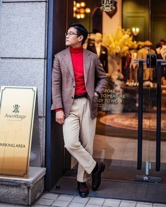 С чем носить коричневый пиджак в клетку в 30 лет мужчине в стиле смарт-кэжуал: Дуэт коричневого пиджака в клетку и бежевых классических брюк смотрится очень эффектно и элегантно. Вместе с этим образом органично будут смотреться темно-красные кожаные туфли дерби.