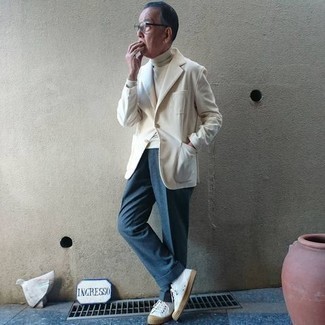 С чем носить бежевый пиджак за 60 лет мужчине: Сочетание бежевого пиджака и синих классических брюк уместно для воплощения делового ансамбля. Незаурядные молодые люди дополнят ансамбль белыми низкими кедами из плотной ткани.