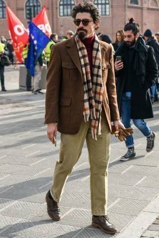 С чем носить разноцветный шарф в шотландскую клетку за 40 лет мужчине в теплую погоду: Коричневый шерстяной пиджак и разноцветный шарф в шотландскую клетку — классная формула для воплощения приятного и функционального ансамбля. Выбирая обувь, сделай ставку на классику вне времени и надень темно-коричневые кожаные броги.