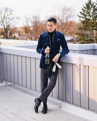 С чем носить темно-синий бархатный пиджак мужчине в стиле смарт-кэжуал: Темно-синий бархатный пиджак в паре с темно-серыми классическими брюками в клетку позволит создать стильный и в то же время элегантный лук. В качестве обуви здесь напрашиваются черные кожаные туфли дерби.
