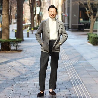 Какие лоферы с кисточками носить с серым пиджаком в теплую погоду: Серый пиджак в паре с темно-серыми шерстяными классическими брюками — превосходный пример строгого делового стиля. Что до обуви, лоферы с кисточками — наиболее подходящий вариант.