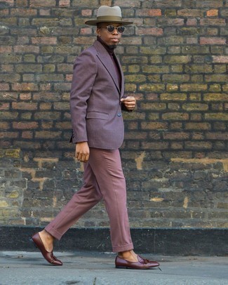 С чем носить розовые классические брюки мужчине: Лук из темно-красного пиджака в горизонтальную полоску и розовых классических брюк смотрится очень эффектно и элегантно. Коричневые кожаные лоферы с кисточками станут классным завершением твоего образа.
