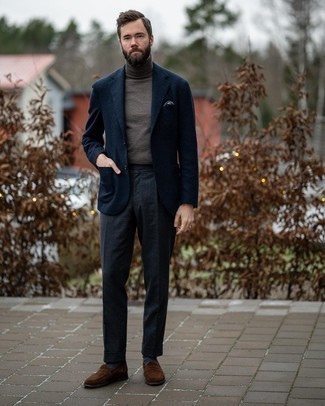 С чем носить темно-синий шерстяной пиджак мужчине осень: Темно-синий шерстяной пиджак в паре с темно-серыми шерстяными классическими брюками позволит реализовать строгий деловой стиль. Что же до обуви, коричневые замшевые лоферы — самый целесообразный вариант. Такой образ позволит создать позитивное осеннее настроение, какой бы ни была погода на улице.