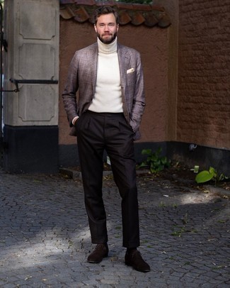С чем носить темно-коричневые классические брюки мужчине: Коричневый шерстяной пиджак в шотландскую клетку и темно-коричневые классические брюки — прекрасный пример элегантного мужского стиля. Любители свежих идей могут дополнить ансамбль темно-коричневыми замшевыми оксфордами, тем самым добавив в него немного изысканности.