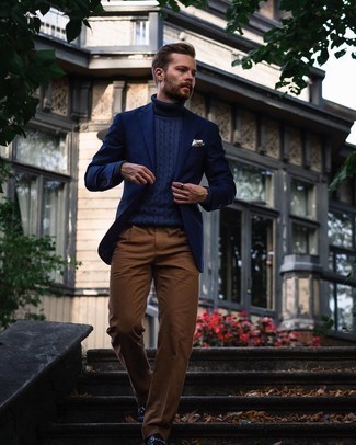 С чем носить темно-коричневые классические брюки мужчине в деловом стиле: Комбо из темно-синего пиджака и темно-коричневых классических брюк — великолепный пример делового городского стиля. В сочетании с этим образом органично смотрятся темно-синие кожаные лоферы.