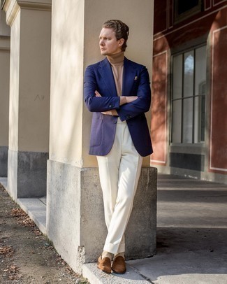 С чем носить белые классические брюки мужчине: Сочетание темно-синего пиджака и белых классических брюк позволит создать стильный и привлекательный ансамбль. Вкупе с этим ансамблем выгодно выглядят коричневые замшевые лоферы.