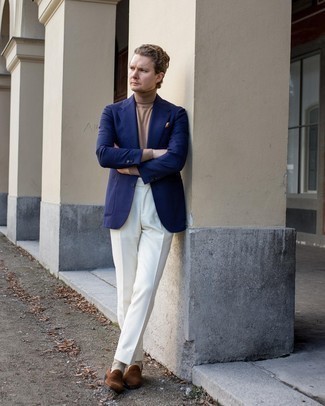 С чем носить коричневые замшевые лоферы мужчине в деловом стиле: Темно-синий пиджак в сочетании с белыми классическими брюками — чудесный пример делового городского стиля. Вкупе с этим луком отлично будут смотреться коричневые замшевые лоферы.