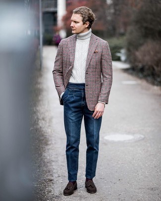 С чем носить темно-синие классические брюки в 30 лет мужчине в стиле смарт-кэжуал: Разноцветный пиджак с узором "гусиные лапки" в паре с темно-синими классическими брюками — образец строгого мужского стиля. В паре с этим образом наиболее уместно будут выглядеть темно-коричневые замшевые лоферы с кисточками.