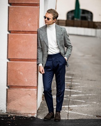 Как носить темно-синие классические брюки с бело-темно-синим пиджаком с узором "гусиные лапки" мужчине: Бело-темно-синий пиджак с узором "гусиные лапки" в сочетании с темно-синими классическими брюками поможет создать стильный и в то же время утонченный лук. Вкупе с этим образом органично выглядят темно-коричневые замшевые броги.