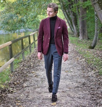 С чем носить пурпурный пиджак мужчине: Сочетание пурпурного пиджака и темно-серых шерстяных классических брюк — чудесный пример делового городского стиля. Пара темно-коричневых замшевых монок с двумя ремешками позволит сделать образ более цельным.