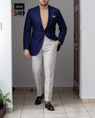 Как носить синий пиджак с серыми брюками мужчине осень в деловом стиле: Синий пиджак смотрится великолепно в паре с серыми брюками. Хочешь сделать образ немного элегантнее? Тогда в качестве обуви к этому луку, выбирай темно-коричневые кожаные лоферы с кисточками. Разве это не суперская задумка на тот период, когда столбик термометра начинает стремиться вниз?