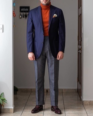 С чем носить темно-серые шерстяные классические брюки мужчине в теплую погоду: Комбо из темно-синего пиджака и темно-серых шерстяных классических брюк позволит составить модный классический образ. В сочетании с этим ансамблем наиболее удачно выглядят темно-красные кожаные туфли дерби.