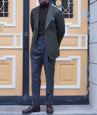 С чем носить темно-зеленую куртку мужчине весна в деловом стиле: Комбо из темно-зеленой куртки и темно-синих классических брюк позволит создать стильный и привлекательный лук. Вместе с этим ансамблем органично смотрятся темно-коричневые кожаные туфли дерби. Разве это не идеальный образ для межсезонного периода, когда холодная пора отступает и сменяется в весеннее время года?