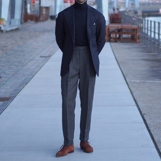 С чем носить темно-серые классические брюки мужчине: Темно-синий пиджак в паре с темно-серыми классическими брюками поможет составить модный и в то же время элегантный ансамбль. Весьма органично здесь смотрятся коричневые замшевые оксфорды.
