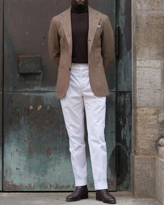 С чем носить коричневый пиджак с узором "гусиные лапки" мужчине в стиле смарт-кэжуал: Несмотря на то, что этот лук довольно-таки классический, сочетание коричневого пиджака с узором "гусиные лапки" и белых классических брюк является неизменным выбором современных джентльменов, покоряя при этом сердца прекрасных дам. Темно-коричневые кожаные ботинки челси — хороший выбор, чтобы завершить лук.