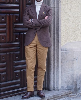 С чем носить светло-коричневые классические брюки в 30 лет мужчине в теплую погоду: Несмотря на то, что это довольно-таки консервативный образ, тандем коричневого шерстяного пиджака и светло-коричневых классических брюк всегда будет по вкусу стильным мужчинам, покоряя при этом дамские сердца. В сочетании с этим луком наиболее гармонично смотрятся темно-коричневые кожаные туфли дерби.