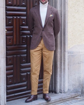 С чем носить разноцветный нагрудный платок в 30 лет весна: Если в одежде ты делаешь ставку на удобство и практичность, коричневый шерстяной пиджак и разноцветный нагрудный платок — классный вариант для привлекательного повседневного мужского лука. И почему бы не привнести в этот образ на каждый день толику утонченности с помощью темно-коричневых кожаных туфель дерби? Этот весенний образ полюбится самому избирательному денди.