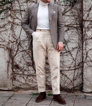 Какие классические брюки носить с белой водолазкой мужчине весна: Белая водолазка и классические брюки помогут создать утонченный мужской образ. Ты сможешь легко приспособить такой образ к повседневным реалиям, завершив его темно-коричневыми замшевыми ботинками дезертами. С такой одеждой весна обещает быть веселой и богатой на новые знакомства.