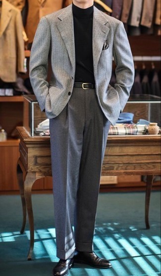 Какие классические брюки носить с серым пиджаком в 30 лет мужчине осень в деловом стиле: Для создания элегантного вечернего образа прекрасно подойдет серый пиджак и классические брюки. Очень органично здесь выглядят темно-серые кожаные оксфорды. Несомненно, такое сочетание одежды будет смотреться прекрасно в солнечный осенний день.