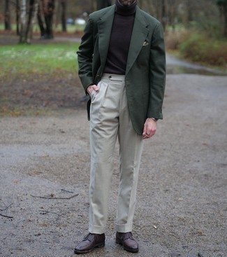 С чем носить темно-зеленый пиджак в 30 лет мужчине: Несмотря на то, что это классический ансамбль, образ из темно-зеленого пиджака и бежевых классических брюк неизменно нравится стильным мужчинам, непременно пленяя при этом сердца дамского пола. Темно-коричневые кожаные туфли дерби станут прекрасным дополнением к твоему луку.