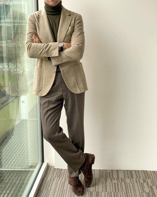 С чем носить светло-коричневый шерстяной пиджак в 30 лет мужчине осень: Светло-коричневый шерстяной пиджак в сочетании с темно-коричневыми классическими брюками позволит создать модный классический ансамбль. Темно-коричневые замшевые оксфорды — великолепный выбор, чтобы завершить образ. В таком луке будет приятно прогуляться даже в непогожий осенний день.