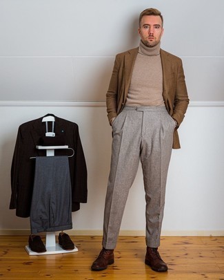 Как носить темно-коричневый пиджак с серыми классическими брюками мужчине: Темно-коричневый пиджак в сочетании с серыми классическими брюками поможет создать модный и изысканный лук. Любители рискованных сочетаний могут дополнить образ темно-коричневыми кожаными повседневными ботинками.