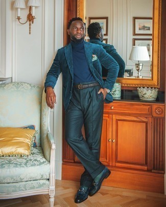 Какие лоферы носить с темно-бирюзовым пиджаком в 30 лет мужчине в деловом стиле: Несмотря на то, что это классический лук, лук из темно-бирюзового пиджака и темно-синих классических брюк является постоянным выбором стильных мужчин, покоряя при этом дамские сердца. Весьма удачно здесь выглядят лоферы.