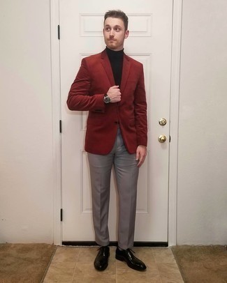 Какие классические брюки носить с темно-красным пиджаком мужчине в теплую погоду: Темно-красный пиджак в паре с классическими брюками — образец строгого делового стиля. Переходя к обуви, можно завершить лук черными кожаными оксфордами.