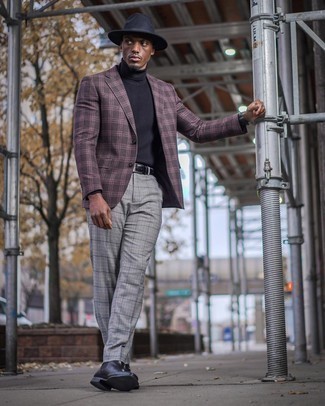 Какие классические брюки носить с фиолетовым пиджаком в 30 лет мужчине: Фиолетовый пиджак и классические брюки помогут создать незабываемый мужской образ. Создать стильный контраст с остальными составляющими этого лука помогут черные кожаные ботинки челси.