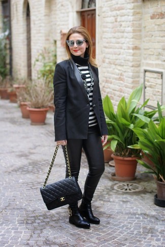 С чем носить черный пиджак женщине: Стильное сочетание черного пиджака и черных кожаных леггинсов поможет выразить твой оригинальный личный стиль и выделиться из толпы. Черные кожаные ботинки челси становятся классным дополнением к твоему ансамблю.