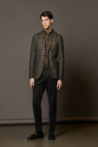 Модный лук: темно-серый шерстяной пиджак в шотландскую клетку, светло-коричневая водолазка, коричневая фланелевая рубашка с длинным рукавом в шотландскую клетку, черные брюки чинос
