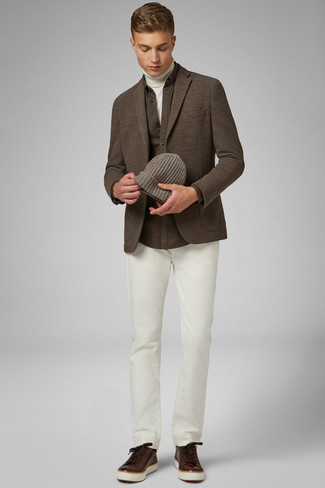 Модный лук: коричневый вязаный пиджак, белая водолазка, коричневая рубашка с длинным рукавом, белые брюки чинос